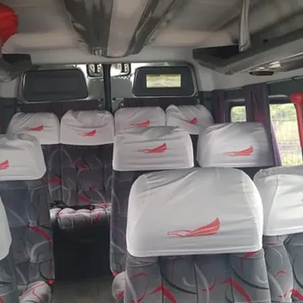 Bancos internos em couro das vans da Águia Transporte e Turismo