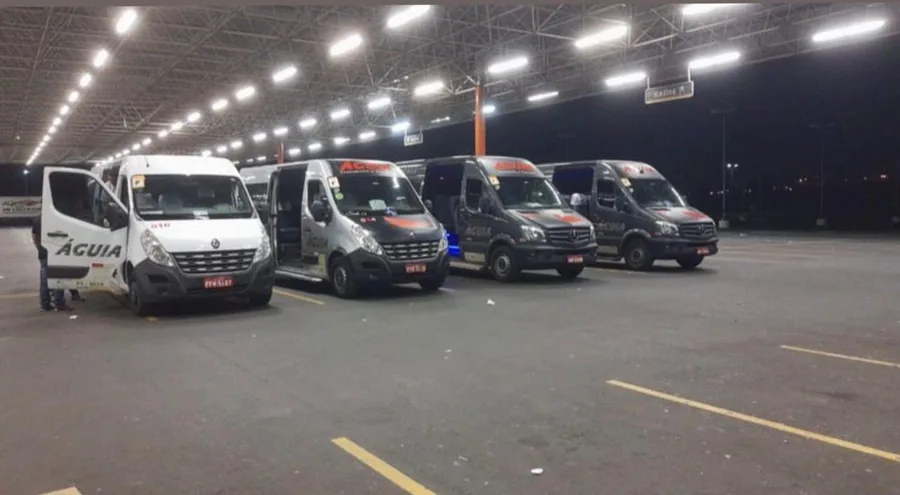 Frota de vans prateadas alinhadas em estacionamento