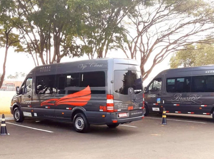 Duas vans da Águia estacionadas no pátio da empresa