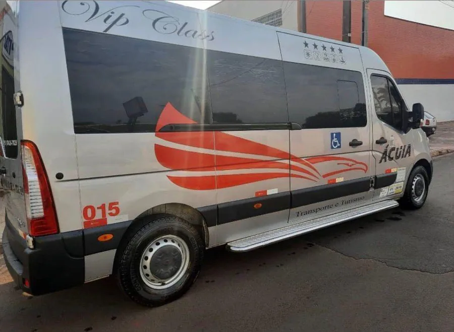 Van prata da Águia em perfil no estacionamento