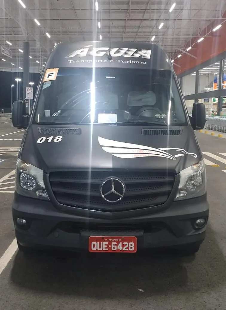 Frente da van da Águia em terminal coberto