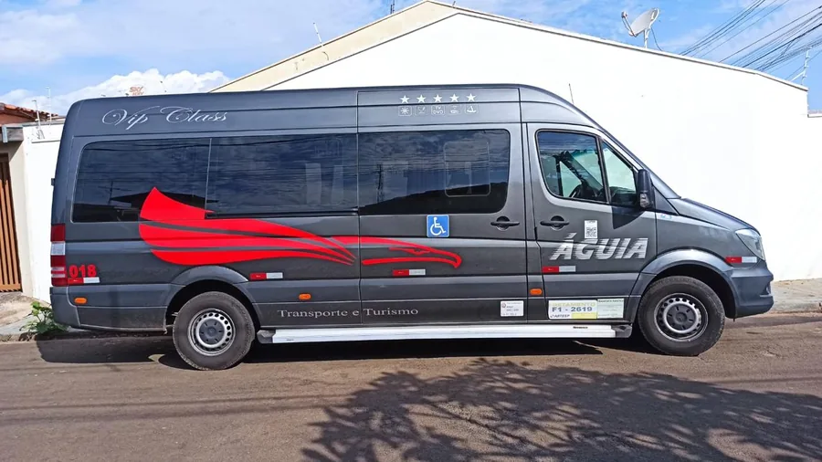 Lateral da van da Águia com a identidade visual da empresa